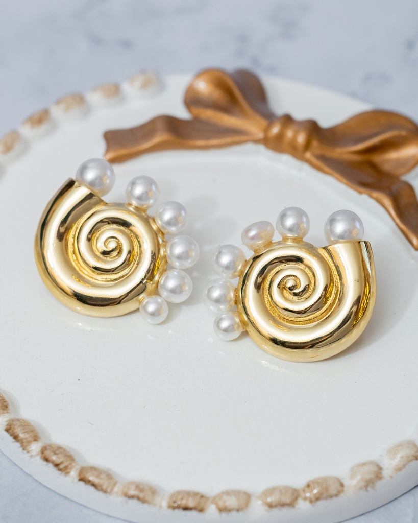 Arete Caracol Dorado y Perlitas