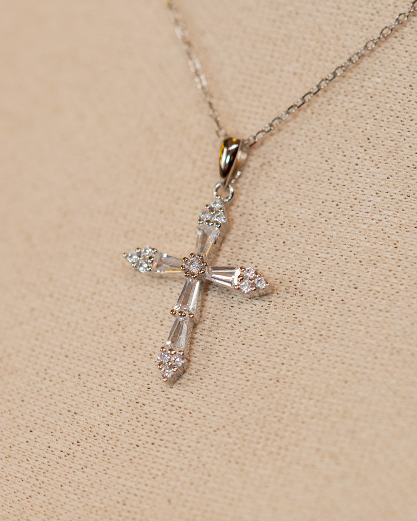 Collar Simple Cruz Cristales Plateada Grande